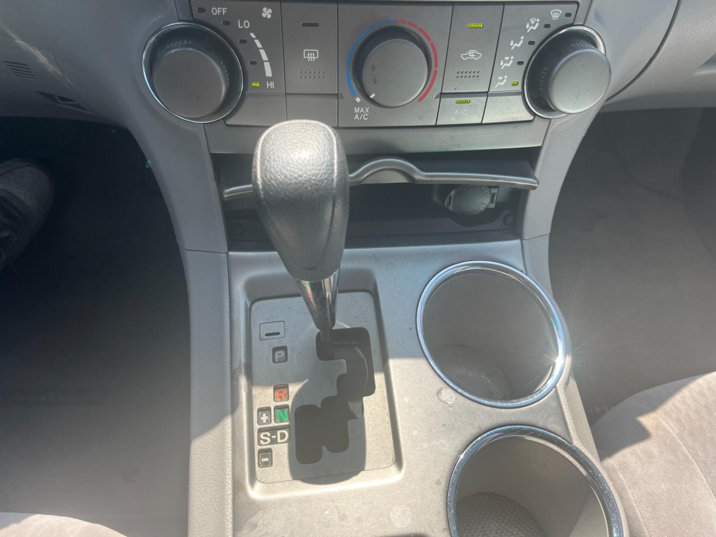 2009 SILVER /gray Toyota Highlander Base 2WD (JTEDA41A192) with an 3.5L V6 DOHC 24V engine, 5-Speed Automatic transmission, located at 14700 Tomball Parkway 249, Houston, TX, 77086, (281) 444-2200, 29.928619, -95.504074 - Photo#13